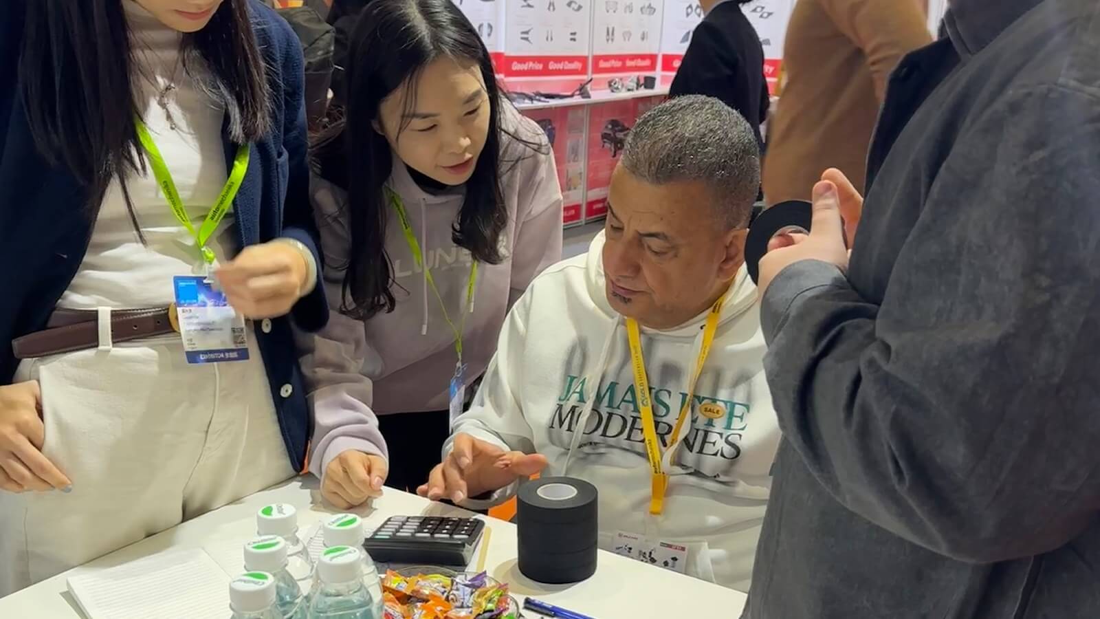 Trade-show customer consultation with nibaL tape samples